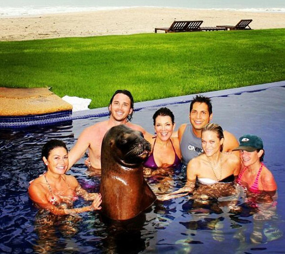 Kris Jenner de biquíni com namorado Kris Jenner de biquíni com namorado